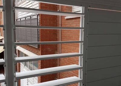 Mareva Aluminios - Ventana con persiana